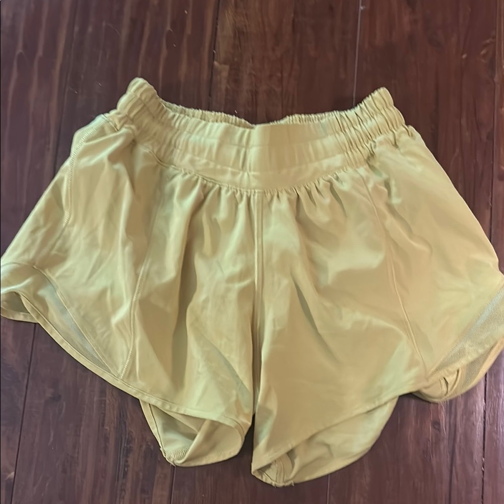 Lululemon Hotty Hot low rise 4 in mustard yellow size 2. New w/out tags